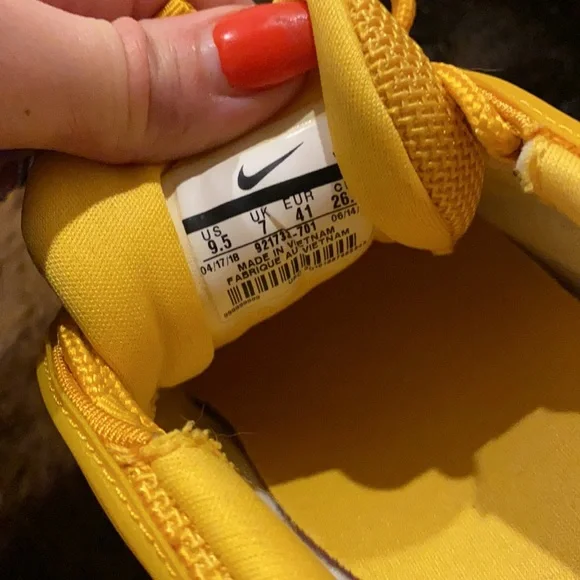 Airmax 97 canyon gold 9.5 w 7.5 men - Picture 4 of 5